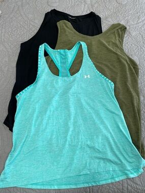 Set of 3 athletic tanks L